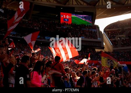 Madrid, Spanien. 7. Okt 2018. Atletico de Madrid Fans während der LaLiga 2018/19 Match zwischen Atletico de Madrid und Real Betis, Wanda Metropolitano Stadion in Madrid am 07. Oktober 2018. (Foto von Guille MartÃ-nez./Cordon Cordon Drücken Drücken) Credit: CORDON PRESSE/Alamy leben Nachrichten Stockfoto