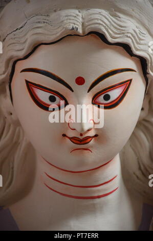 Kolkata, Indien. 7. Oktober, 2018. Göttin Saraswati traditionelle Idol wird an Kumartuli in Kalkutta für die bevorstehenden die größte hinduistische Fest Durga Puja, in Westbengalen, Indien vorbereitet. Credit: Biswarup Ganguly/Alamy leben Nachrichten Stockfoto