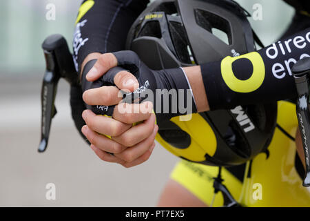 Chartres, Frankreich. 07. Okt 2018. Detail der Fahrer vom Team direkte Energie zu Beginn der Paris-Tours cycle Race 2018. Die letzte große Radfahren Ereignis des Jahres in Chartres, Frankreich. Credit: Julian Elliott/Alamy leben Nachrichten Stockfoto