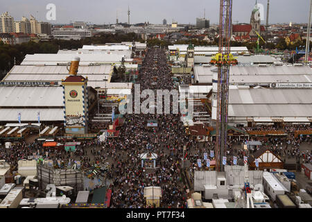 München, Bayern. 07 Okt, 2018. 07 Oktober 2018, Germany, München: Unzählige Besucher können aus dem Riesenrad auf dem Oktoberfest gesehen am letzten Tag der Wiesn. Das größte Volksfest der Welt dauerte vom 22. September bis 07. Oktober 2018. Credit: Felix Hörhager/dpa/Alamy leben Nachrichten Stockfoto