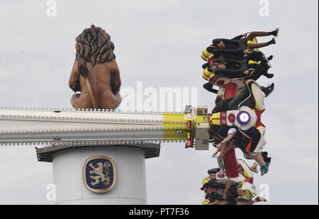 München, Bayern. 07 Okt, 2018. 07 Oktober 2018, Germany, München: Der Löwe der Loewenbraeuturm und Besucher einer Fahrt kann auf dem Oktoberfest gesehen am letzten Tag der Wiesn. Das größte Volksfest der Welt läuft vom 22. September bis 07. Oktober 2018. Credit: Felix Hörhager/dpa/Alamy leben Nachrichten Stockfoto