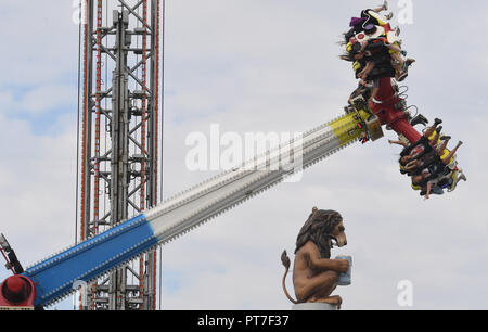 München, Bayern. 07 Okt, 2018. 07 Oktober 2018, Germany, München: Der Löwe der Loewenbraeuturm und Besucher einer Fahrt kann auf dem Oktoberfest gesehen am letzten Tag der Wiesn. Das größte Volksfest der Welt dauerte vom 22. September bis 07. Oktober 2018. Credit: Felix Hörhager/dpa/Alamy leben Nachrichten Stockfoto