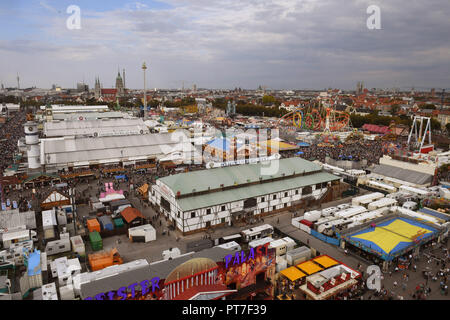 München, Bayern. 07 Okt, 2018. 07 Oktober 2018, Germany, München: Unzählige Besucher können aus dem Riesenrad auf dem Oktoberfest gesehen am letzten Tag der Wiesn. Das größte Volksfest der Welt dauert von 22. September bis 07. Oktober 2018. Credit: Felix Hörhager/dpa/Alamy leben Nachrichten Stockfoto