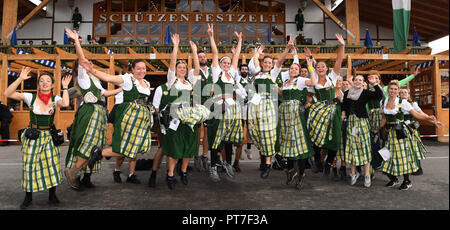 München, Bayern. 07 Okt, 2018. 07 Oktober 2018, Germany, München: Am letzten Tag des Oktoberfestes, der Betreiber des Schuetzenfest Zelt springen in die Luft vor dem Zelt. Das größte Volksfest der Welt dauerte vom 22. September bis 07. Oktober 2018. Credit: Felix Hörhager/dpa/Alamy leben Nachrichten Stockfoto