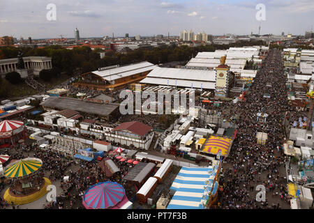 München, Bayern. 07 Okt, 2018. 07 Oktober 2018, Germany, München: Unzählige Besucher können aus dem Riesenrad auf dem Oktoberfest gesehen am letzten Tag der Wiesn. Das größte Volksfest der Welt dauert von 22. September bis 07. Oktober 2018. Credit: Felix Hörhager/dpa/Alamy leben Nachrichten Stockfoto