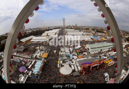 München, Bayern. 07 Okt, 2018. 07 Oktober 2018, Germany, München: Unzählige Besucher können aus dem Riesenrad auf dem Oktoberfest gesehen am letzten Tag der Wiesn. Das größte Volksfest der Welt dauerte vom 22. September bis 07. Oktober 2018. Credit: Felix Hörhager/dpa/Alamy leben Nachrichten Stockfoto