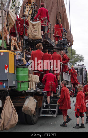 Liverpool, Großbritannien. 7. Oktober 2018. Finale Tag 3 des Royal De Luxe riesigen spektakulären, Liliputaner, abwechselnd von den Seilen schwingen, dass die Riesen bedienen. Credit: Ken Biggs/Alamy Leben Nachrichten. Stockfoto