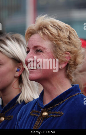 Liverpool, Großbritannien. 7. Oktober 2018. Finale Tag 3 des Royal De Luxe riesigen spektakulären, Liliputaner watch Der Riese wie Er bereitet Liverpool zu verlassen. Credit: Ken Biggs/Alamy Leben Nachrichten. Stockfoto