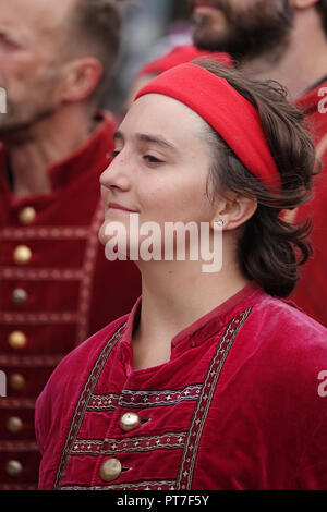 Liverpool, Großbritannien. 7. Oktober 2018. Finale Tag 3 des Royal De Luxe riesigen spektakulären, Liliputaner watch Der Riese wie Er bereitet Liverpool zu verlassen. Credit: Ken Biggs/Alamy Leben Nachrichten. Stockfoto