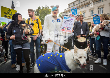 London, Großbritannien. 7. Oktober 2018. Pro-EU" Wooferendum" Hund März. Credit: Guy Corbishley/Alamy leben Nachrichten Stockfoto