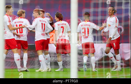 Leipzig, Sachsen. 07 Okt, 2018. 07. Oktober 2018, Deutschland, Leipzig: Fußball: Bundesliga, Spieltag 7: RB Leipzig vs 1. FC Nürnberg in der Red Bull Arena Leipzig. Leipziger Spieler um Yussuf Poulsen (R) feiern die 2-0 Ziel. Kredite: Jan Woitas/dpa-Zentralbild/dpa - WICHTIGER HINWEIS: DFL d DFB-Vorschriften die Verwendung von Fotografien als Bildsequenzen und/oder quasi-Video./dpa/Alamy Leben Nachrichten verbieten Stockfoto