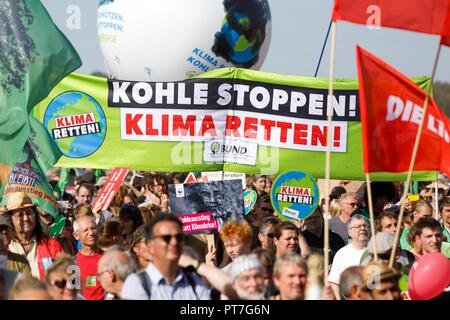 Buir, Deutschland. 06 Okt, 2018. Die demonstranten an der Demo für den Klimaschutz und gegen Braunkohle 'Speichern der Wald - stop Kohle" an der Hambacher Wald in der Nähe von Köln. Buir, 06.10.2018 | Verwendung der weltweiten Kredit: dpa/Alamy leben Nachrichten Stockfoto