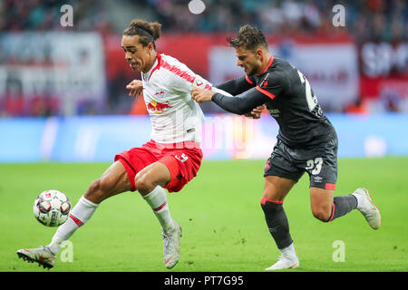 Leipzig, Sachsen. 07 Okt, 2018. 07. Oktober 2018, Deutschland, Leipzig: Fußball: Bundesliga, Spieltag 7: RB Leipzig vs 1. FC Nürnberg in der Red Bull Arena Leipzig. Leipziger Yussuf Poulsen (L) im Duell mit Nürnbergs Tim Leibold. Kredite: Jan Woitas/dpa-Zentralbild/dpa - WICHTIGER HINWEIS: DFL d DFB-Vorschriften die Verwendung von Fotografien als Bildsequenzen und/oder quasi-Video./dpa/Alamy Leben Nachrichten verbieten Stockfoto