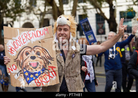 London, Großbritannien. 7. Okt 2018. Ein Demonstrant auf der Hunde gegen Brexit # wooferendum März in Central London. Credit: Kevin Frost-/Alamy leben Nachrichten Stockfoto