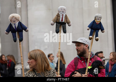 London, Großbritannien. 7. Okt 2018. Bildnisse von Theresa May, Boris Johnson und Jeremy Corbyn statt aloft während der Hunde gegen Brexit # wooferendum März in Central London. Credit: Kevin Frost-/Alamy leben Nachrichten Stockfoto