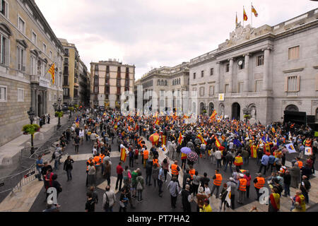 Barcelona, Katalonien, Spanien. 7 Okt, 2018. Tausende von Menschen gesehen an den Sant Jaume Platz während des Protestes gesammelt. Die Plattform España Ciudadana, mit der Anwesenheit der politischen Führer Albert Rivera, und unter dem Motto "Nein zu Gewalt, Ja zur Verfassung, hat gezeigt mit Hunderten von Menschen verurteilt die besorgniserregende Situation, dass Katalonien durchläuft. Credit: Ramon Costa/SOPA Images/ZUMA Draht/Alamy leben Nachrichten Stockfoto