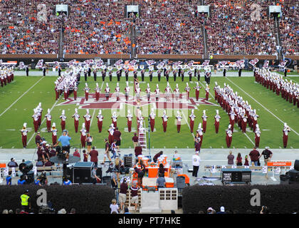 Starkville, MS, USA. 06 Okt, 2018. Die Mississippi State Marching Band, bevor die NCAA Football Spiel zwischen den Auburn Tiger und der Mississippi State Bulldogs bei Davis Wade Stadium in Starkville, MS. Mississippi State besiegt Auburn, 23-9. Kevin Langley/CSM/Alamy leben Nachrichten Stockfoto