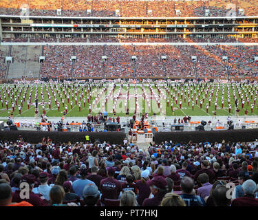 Starkville, MS, USA. 06 Okt, 2018. Die Mississippi State Marching Band, bevor die NCAA Football Spiel zwischen den Auburn Tiger und der Mississippi State Bulldogs bei Davis Wade Stadium in Starkville, MS. Mississippi State besiegt Auburn, 23-9. Kevin Langley/CSM/Alamy leben Nachrichten Stockfoto