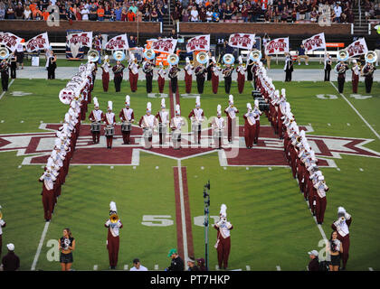 Starkville, MS, USA. 06 Okt, 2018. Die Mississippi State Marching Band, bevor die NCAA Football Spiel zwischen den Auburn Tiger und der Mississippi State Bulldogs bei Davis Wade Stadium in Starkville, MS. Mississippi State besiegt Auburn, 23-9. Kevin Langley/CSM/Alamy leben Nachrichten Stockfoto