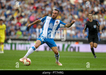 7. Oktober 2018, Cornella-El Prat, Cornella de Llobregat, Barcelona, Spanien; La Liga Fußball, Espanyol gegen Villareal; Sergi Darder der RCD Espanyol steuert die Kugel Stockfoto