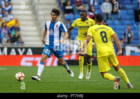 7. Oktober 2018, Cornella-El Prat, Cornella de Llobregat, Barcelona, Spanien; La Liga Fußball, Espanyol gegen Villareal; Esteban Granero, Spieler der RCD Espanyol passt den Ball als Fornals schließt Stockfoto