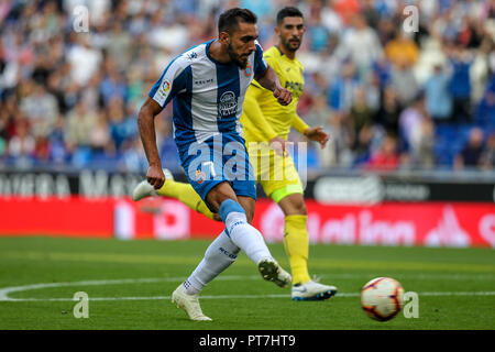 7. Oktober 2018, Cornella-El Prat, Cornella de Llobregat, Barcelona, Spanien; La Liga Fußball, Espanyol gegen Villareal; Borja Iglesias von RCD Espanyol erhält seinen Schuß auf Ziel Stockfoto