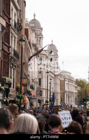 London, Großbritannien. 7. Okt 2018. "Wooferendum" Hund März. Hundebesitzer, und ihre Haustiere, Marsch durch die Stadt für einen Menschen auf Brexit, wandern von Waterloo Place, Parliament Square. Credit: Natasha Balletta / alamy Leben Nachrichten Stockfoto