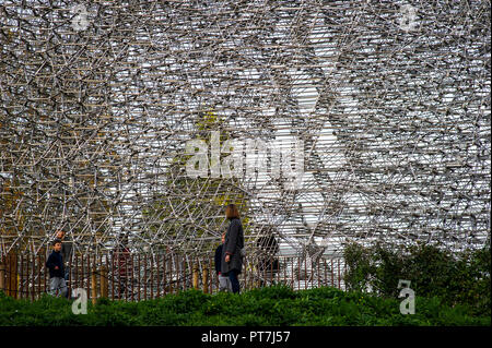 Kew Gardens, London. 7. Okt 2018. UK Wetter: 07.10.2018, London, UK Farben des Herbstes in Kew Gardens, London. Die Menschen genießen den Hive ein Bildhauer des Künstlers Wolfgang untermauern. Der Bienenkorb ist ein einzigartiges, multi-sensorische Erfahrung, die das außergewöhnliche Leben der Bienen zu markieren. Ein Meisterstück der britischen Engineering, es steht 17 Meter hoch, in einem wildflower Meadow. Quelle: Chandra Prasad/Alamy leben Nachrichten Stockfoto