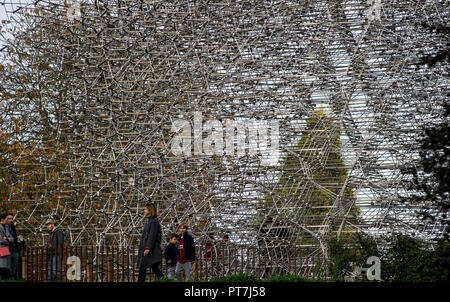 Kew Gardens, London. 7. Okt 2018. UK Wetter: 07.10.2018, London, UK Farben des Herbstes in Kew Gardens, London. Die Menschen genießen den Hive ein Bildhauer des Künstlers Wolfgang untermauern. Der Bienenkorb ist ein einzigartiges, multi-sensorische Erfahrung, die das außergewöhnliche Leben der Bienen zu markieren. Ein Meisterstück der britischen Engineering, es steht 17 Meter hoch, in einem wildflower Meadow. Quelle: Chandra Prasad/Alamy leben Nachrichten Stockfoto