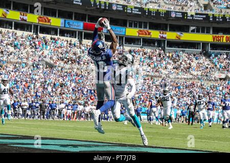 Charlotte, North Carolina, USA. 7 Okt, 2018. New York Giants wide receiver Odell Beckham (13) während des Spiels auf der Bank von Amerika Stadium in Charlotte, NC. Carolina Panthers auf Weiter mit 33 bis 31 über den New York Giants gewinnen. Credit: Jason Walle/ZUMA Draht/Alamy leben Nachrichten Stockfoto