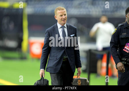 Houston, Texas, USA. 7 Okt, 2018. Dallas Cowboys Head Coach Jason Garrett kommt vor der NFL regular season Spiel zwischen den Houston Texans und die Dallas Cowboys an NRG Stadion in Houston, TX am 7. Oktober 2018 Credit: Erik Williams/ZUMA Draht/Alamy leben Nachrichten Stockfoto