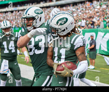 East Rutherford, New Jersey, USA. 7 Okt, 2018. New York Jets tight end Eric Tomlinson (83) feiert wide receiver Robby Anderson (11.) Nach einem Touchdown, während ein NFL Spiel zwischen die Denver Broncos und die New York Jets an MetLife Stadium in East Rutherford, New Jersey. Die Düsen besiegt die Broncos 34-16. Duncan Williams/CSM/Alamy leben Nachrichten Stockfoto