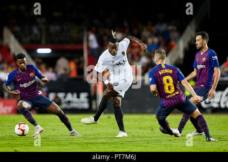 Valencia, Spanien. 7. Sep 2018. Liga Fußball, Valencia CF gegen FC Barcelona; vorwärts Batshuayi von Valencia CF passt den Ball von Arthur des FC Barcelona Credit herausgefordert: Aktion plus Sport/Alamy leben Nachrichten Stockfoto