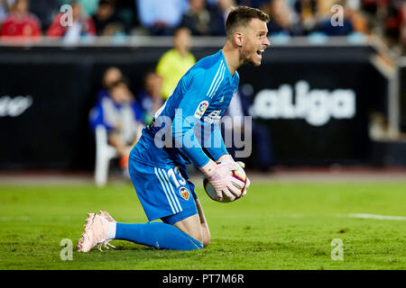 Valencia, Spanien. 7. Sep 2018. Liga Fußball, Valencia CF gegen FC Barcelona; Torwart Norberto Neto von Valencia CF speichert die durch Ball Credit: Aktion plus Sport/Alamy leben Nachrichten Stockfoto