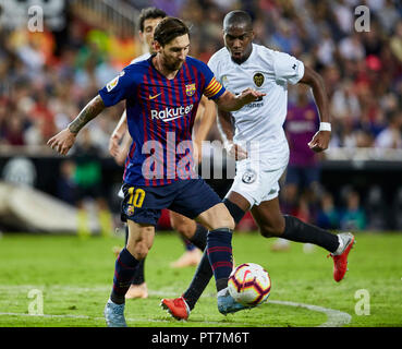 Valencia, Spanien. 7. Sep 2018. Liga Fußball, Valencia CF gegen FC Barcelona; vorwärts Lionel Messi der FCB ist durch Mittelfeldspieler Geoffrey Kondogbia von Valencia CF Credit herausgefordert: Aktion plus Sport/Alamy leben Nachrichten Stockfoto