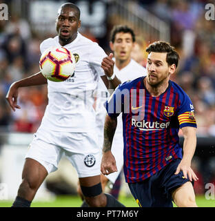 Valencia, Spanien. 7. Sep 2018. Liga Fußball, Valencia CF gegen FC Barcelona; vorwärts Lionel Messi der FCB ist durch Mittelfeldspieler Geoffrey Kondogbia von Valencia CF Credit herausgefordert: Aktion plus Sport/Alamy leben Nachrichten Stockfoto