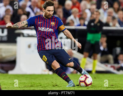 Valencia, Spanien. 7. Sep 2018. Liga Fußball, Valencia CF gegen FC Barcelona; vorwärts Lionel Messi der FCB Streiks in Richtung Ziel Credit: Aktion plus Sport/Alamy leben Nachrichten Stockfoto