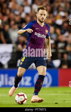 Valencia, Spanien. 7. Sep 2018. Liga Fußball, Valencia CF gegen FC Barcelona; Mittelfeldspieler Ivan Rakitic der FCB bricht durch Mittelfeld Credit: Aktion plus Sport/Alamy leben Nachrichten Stockfoto