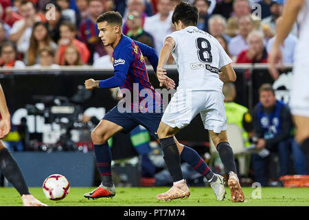 Valencia, Spanien. 7. Sep 2018. Liga Fußball, Valencia CF gegen FC Barcelona; Mittelfeldspieler Philippe Coutinho Laufwerke weg von mittelfeldspieler Carlos Soler Valencia CF Credit: Aktion plus Sport/Alamy leben Nachrichten Stockfoto