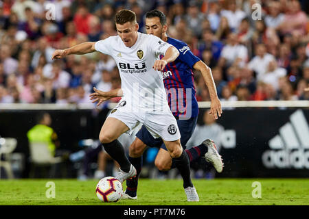 Valencia, Spanien. 7. Sep 2018. Liga Fußball, Valencia CF gegen FC Barcelona; Forward Kevin Gameiro von Valencia CF wird durch Mittelfeldspieler Sergio Busquets von FCB Credit herausgefordert: Aktion plus Sport/Alamy leben Nachrichten Stockfoto