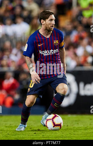 Valencia, Spanien. 7. Sep 2018. Liga Fußball, Valencia CF gegen FC Barcelona; vorwärts Lionel Messi der FCB bringt den Ball nach vorne Credit: Aktion plus Sport/Alamy leben Nachrichten Stockfoto