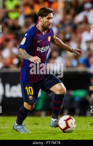 Valencia, Spanien. 7. Sep 2018. Liga Fußball, Valencia CF gegen FC Barcelona; vorwärts Lionel Messi der FCB bringt den Ball nach vorne Credit: Aktion plus Sport/Alamy leben Nachrichten Stockfoto