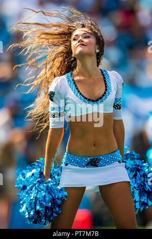 Charlotte, USA. 7. Okt 2018. Ein Carolina Panthers Cheerleader während der NFL Football Spiel zwischen den New York Giants und die Carolina Panthers am Sonntag, den 7. Oktober 2018 in Charlotte, NC. Jakob Kupferman/CSM Credit: Cal Sport Media/Alamy leben Nachrichten Stockfoto