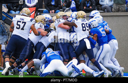 Oktober 6, 2018: Marine und Luftwaffe Störungssucher Schlacht während der NCAA Football Spiel zwischen der Navy Midshipmen und die Air Force Falcons im Falcon Stadium, United States Air Force Academy in Colorado Springs, Colorado. Air Force Niederlagen Marine 35-7. Stockfoto