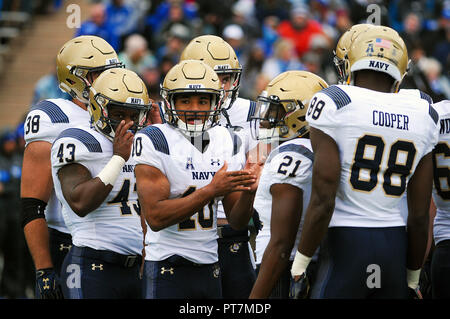 Oktober 6, 2018: Marine quarterback, Malcolm Perry #10, sieht für offensive Signale von der Bank während der NCAA Football Spiel zwischen den Marinemidshipmen und die Air Force Falcons im Falcon Stadium, United States Air Force Academy in Colorado Springs, Colorado. Air Force Niederlagen Marine 35-7. Stockfoto