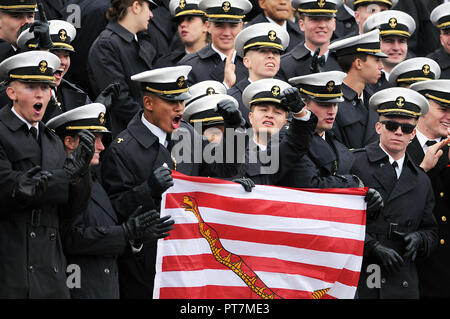 Oktober 6, 2018: Navy Midshipmen während der NCAA Football Spiel zwischen den Marinemidshipmen und die Air Force Falcons im Falcon Stadium, United States Air Force Academy in Colorado Springs, Colorado. Air Force Niederlagen Marine 35-7. Stockfoto