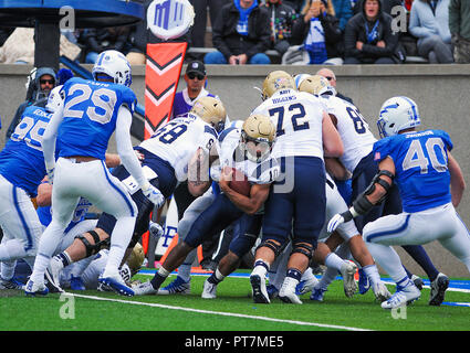 Oktober 6, 2018: Marine quarterback, Malcolm Perry #10, bricht sich von einem Scrum während der NCAA Football Spiel zwischen der Navy Midshipmen und die Air Force Falcons im Falcon Stadium, United States Air Force Academy in Colorado Springs, Colorado. Air Force Niederlagen Marine 35-7. Stockfoto