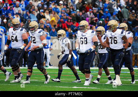 Oktober 6, 2018: Marine Offensive linemen während der NCAA Football Spiel zwischen der Navy Midshipmen und die Air Force Falcons im Falcon Stadium, United States Air Force Academy in Colorado Springs, Colorado. Air Force Niederlagen Marine 35-7. Stockfoto