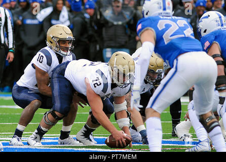 Oktober 6, 2018: Marine quarterback, Malcolm Perry #10 und center Ford Higgins #72, während der NCAA Football Spiel zwischen der Navy Midshipmen und die Air Force Falcons im Falcon Stadium, United States Air Force Academy in Colorado Springs, Colorado. Air Force Niederlagen Marine 35-7. Stockfoto