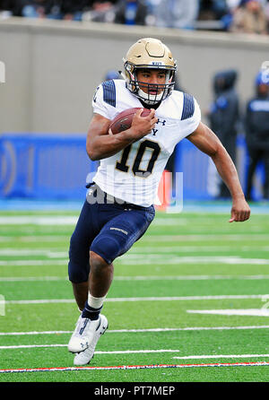 Oktober 6, 2018: Marine quarterback, Malcolm Perry #10, bricht lange yardage während der NCAA Football Spiel zwischen der Navy Midshipmen und die Air Force Falcons im Falcon Stadium, United States Air Force Academy in Colorado Springs, Colorado. Air Force Niederlagen Marine 35-7. Stockfoto